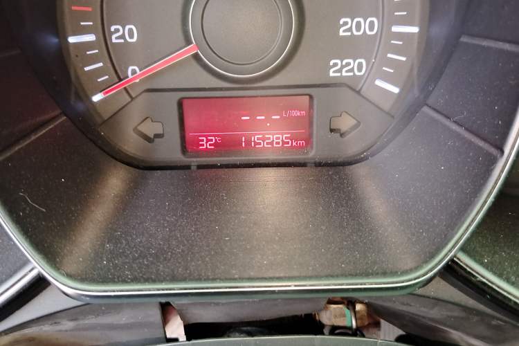 Used Kia K2 2015 Sedan 1.4L MT GLS Odometer Close Up