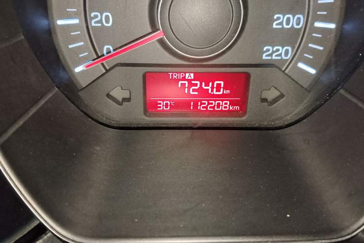 Used Kia K2 2015 Sedan 1.4L MT GLS Odometer Close Up
