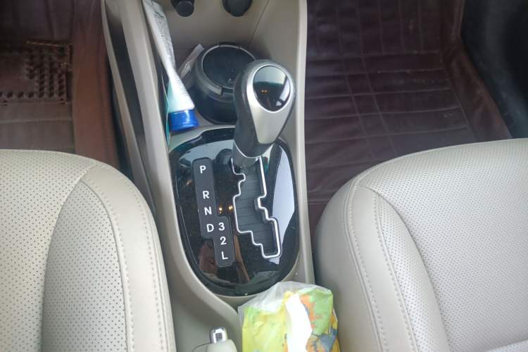 Used Kia K2 2015 Sedan 1.6L Automatic Transmission Premium Gear Lever