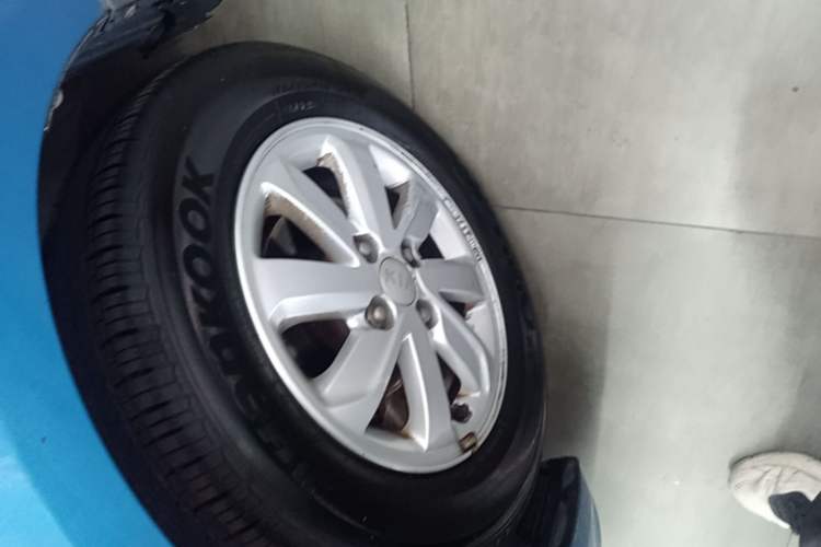 Used Kia K2 2015 Sedan 1.4L MT GLS Left Front Wheel Hub