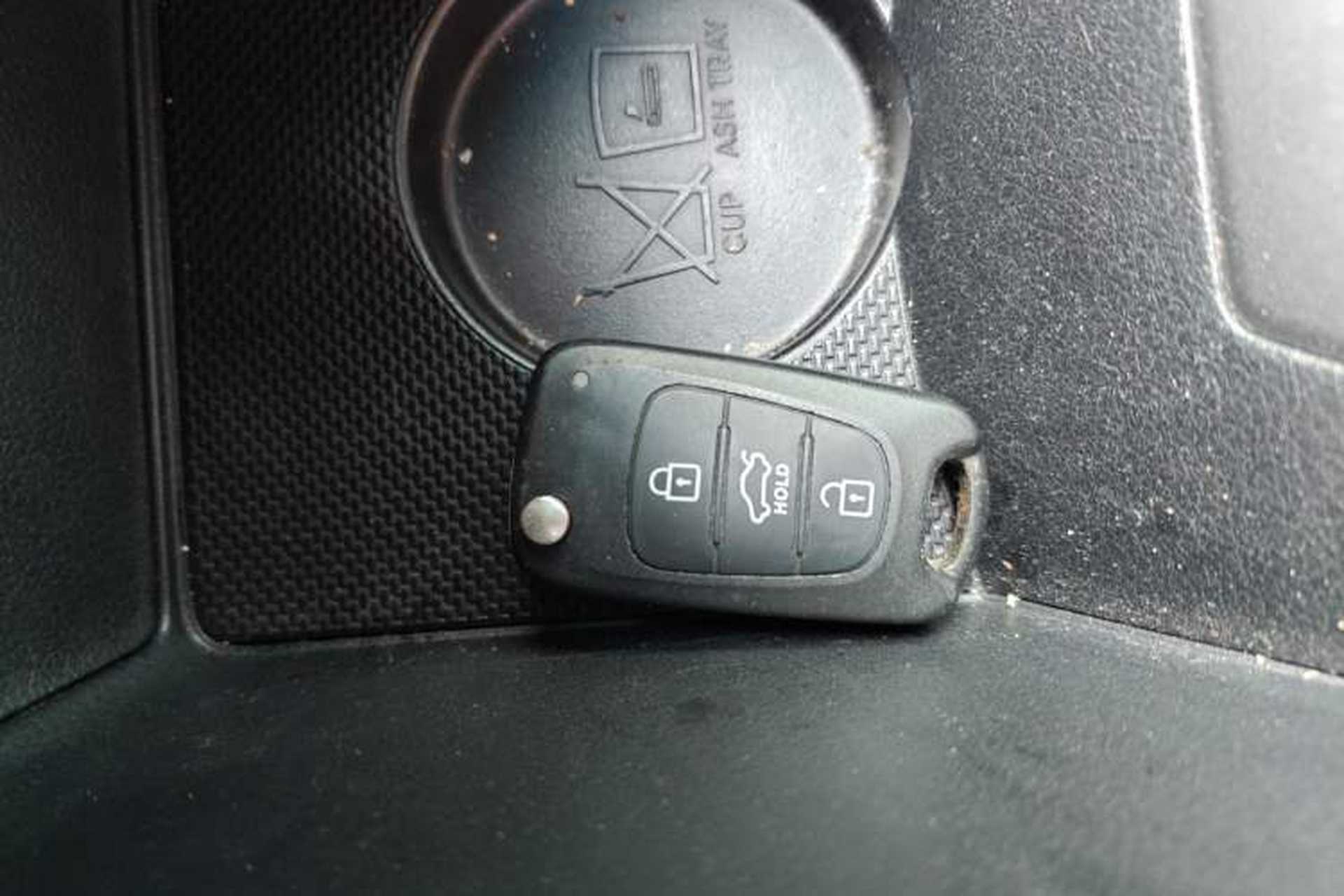 Used Kia K2 2015 Sedan 1.4L MT GLS Interior 1