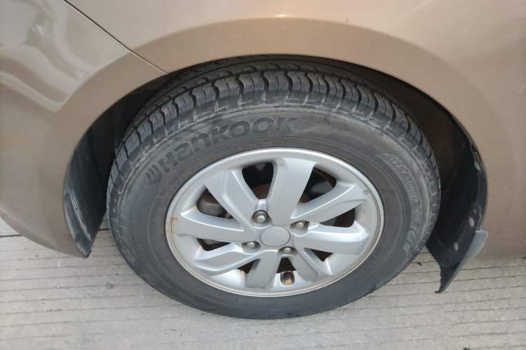 Used Kia K2 2015 Sedan 1.4L MT GLS Left Front Wheel Hub