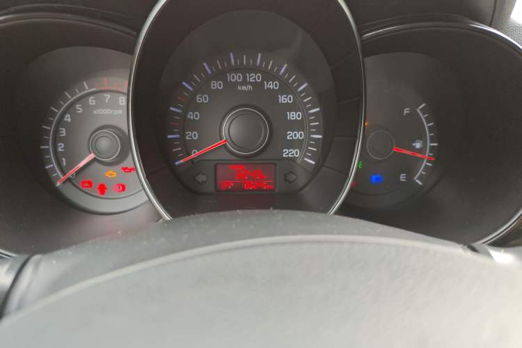 Used Kia K2 2015 Sedan 1.4L MT GLS Odometer Close Up