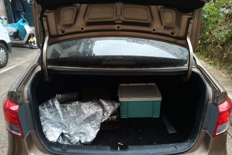 Used Kia K2 2015 Sedan 1.4L MT GLS Trunk