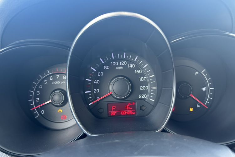 Used Kia K2 2015 Sedan 1.4L Automatic GLS Odometer Close Up