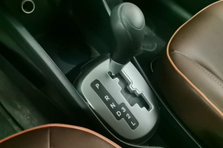 Used Kia K2 2015 Sedan 1.4L Automatic GLS Gear Lever
