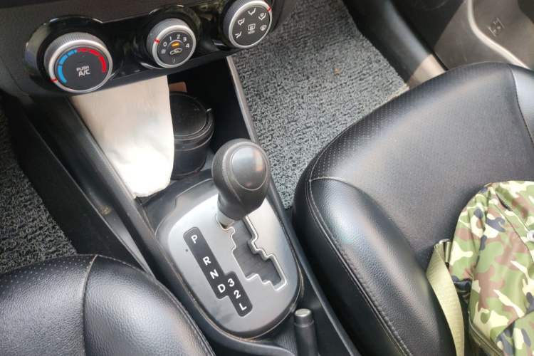 Used Kia K2 2015 Sedan 1.4L Automatic GLS Gear Lever
