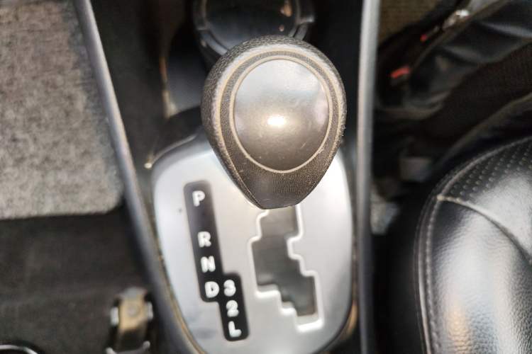 Used Kia K2 2015 Sedan 1.4L Automatic GLS Gear Lever
