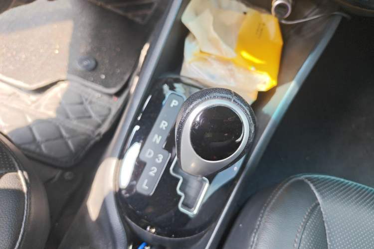 Used Kia K2 2015 Sedan 1.6L Automatic Transmission Premium Gear Lever