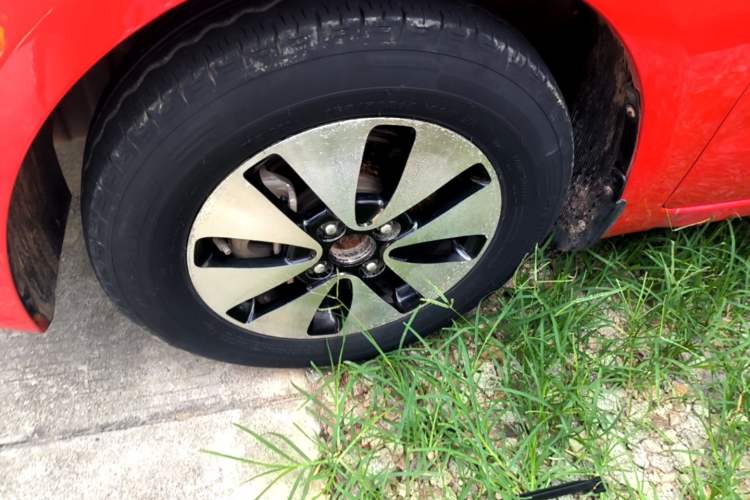Used Kia K2 2015 Sedan 1.4L Automatic GLS Left Front Wheel Hub