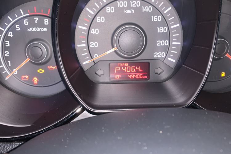 Used Kia K2 2015 Hatchback 1.4L AT GLS Cool Edition Odometer Close Up