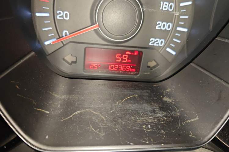 Used Kia K2 2015 Sedan 1.4L MT GLS Odometer Close Up