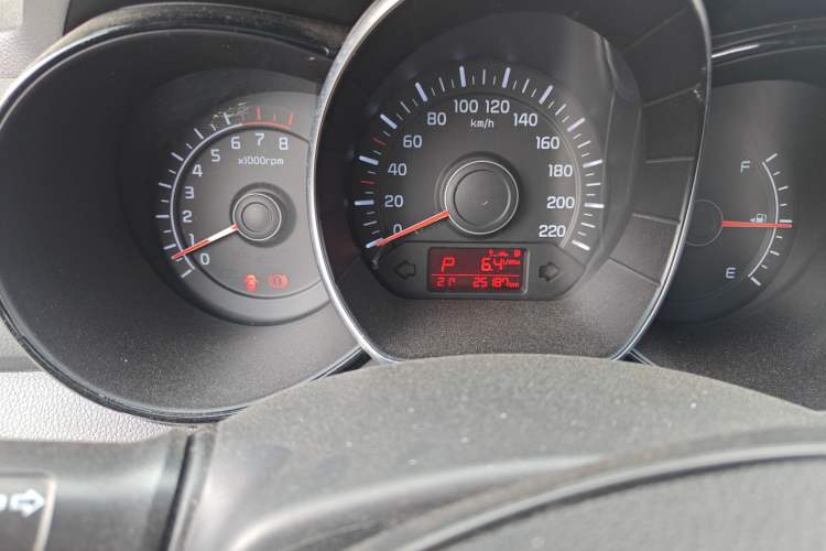 Used Kia K2 2015 Hatchback 1.4L AT GLS Cool Edition Odometer Close Up
