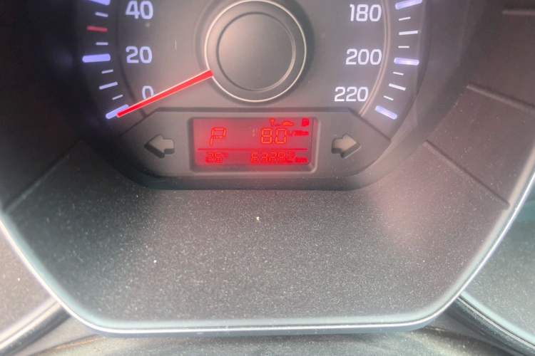 Used Kia K2 2015 Hatchback 1.4L AT GLS Cool Edition Odometer Close Up