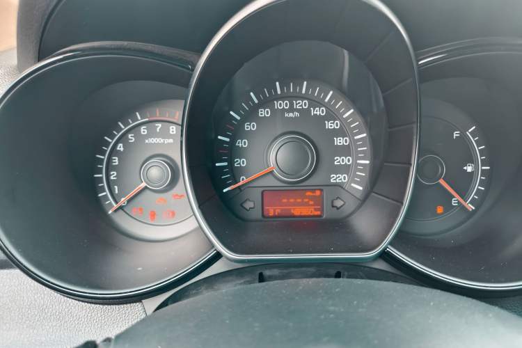 Used Kia K2 2015 Sedan 1.4L MT GLS Odometer Close Up