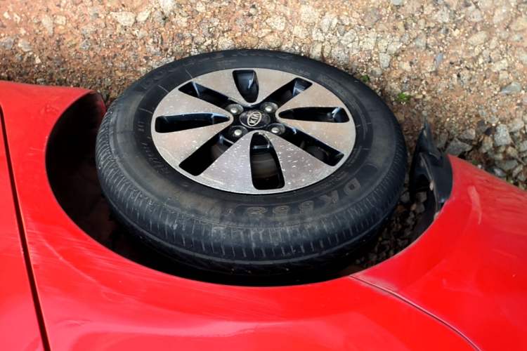 Used Kia K2 2015 Sedan 1.4L Automatic GLS Right Rear Wheel Hub