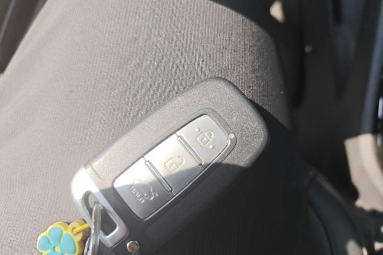 Used Kia K2 2015 Sedan 1.6L Automatic Transmission Premium Vehicle Key