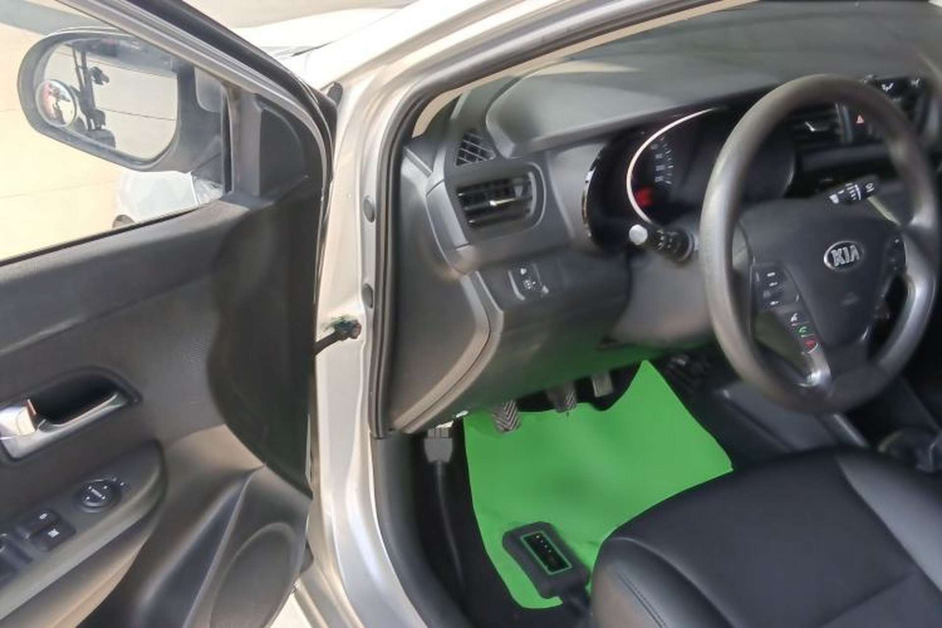 Used Kia K2 2015 Sedan 1.4L MT GLS Interior 3