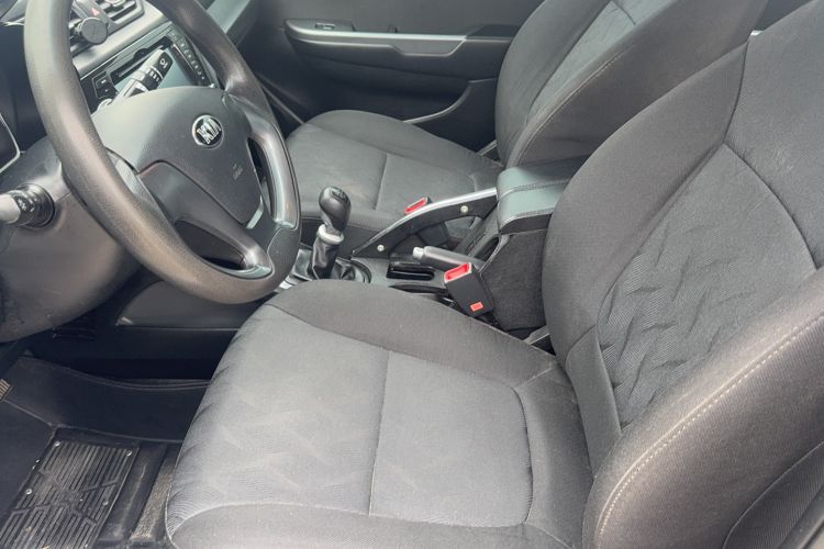 Used Kia K2 2015 Sedan 1.4L MT GLS Interior 6