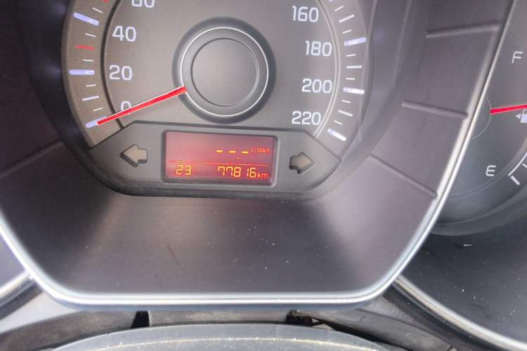 Used Kia K2 2015 Sedan 1.4L MT GLS Odometer Close Up