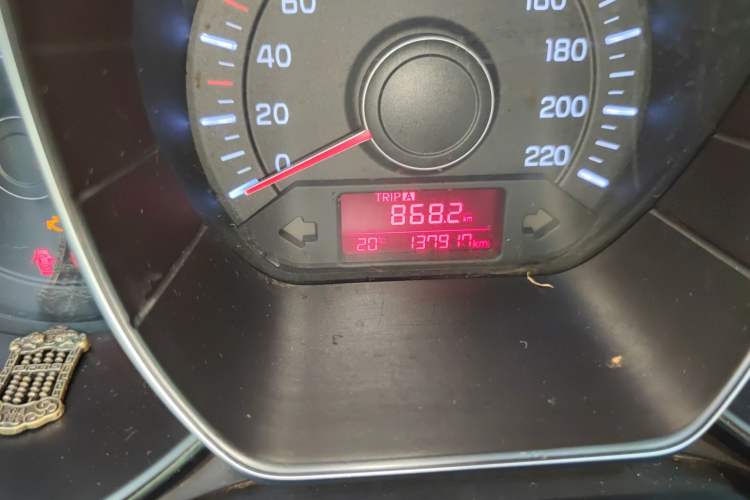 Used Kia K2 2015 Sedan 1.4L MT GLS Odometer Close Up