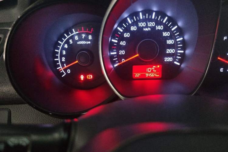 Used Kia K2 2015 Sedan 1.4L MT GLS Odometer Close Up