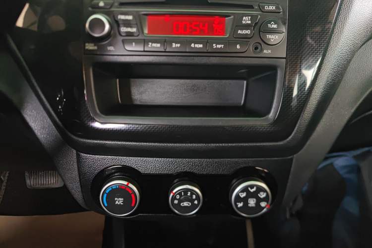 Used Kia K2 2015 Hatchback 1.4L AT GLS Cool Edition Audio And AC Panel