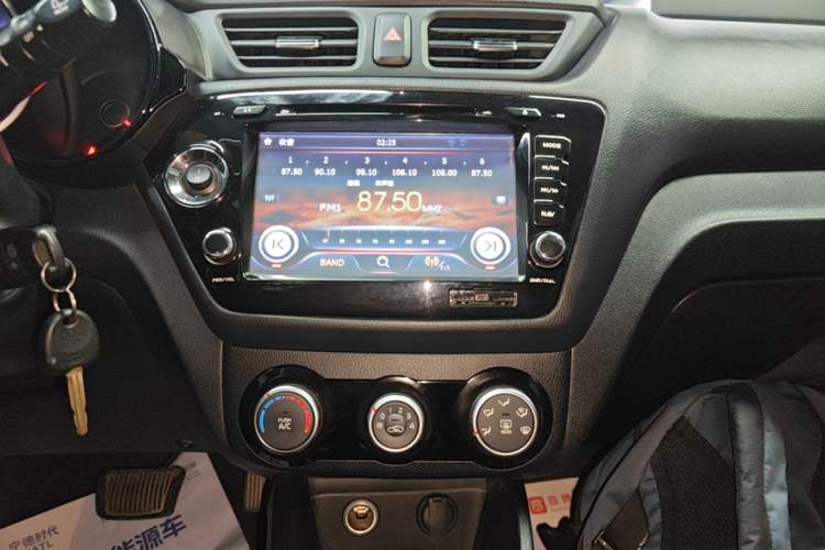 Used Kia K2 2015 Hatchback 1.4L AT GLS Cool Edition Audio And AC Panel
