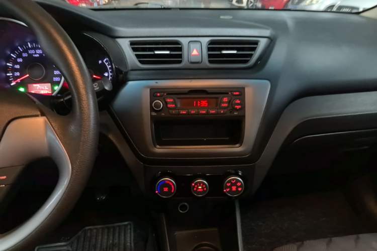 Used Kia K2 2015 Sedan 1.4L MT GLS Audio And AC Panel