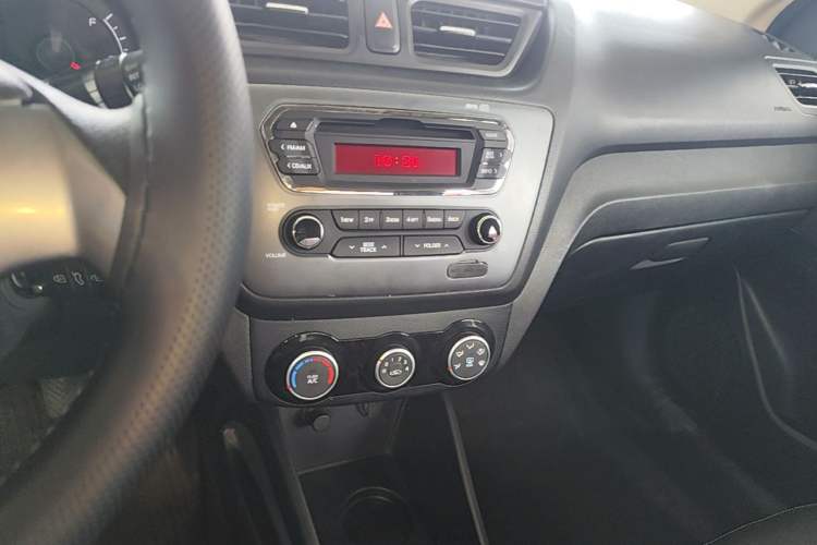 Used Kia K2 2015 Sedan 1.4L MT GLS Audio And AC Panel