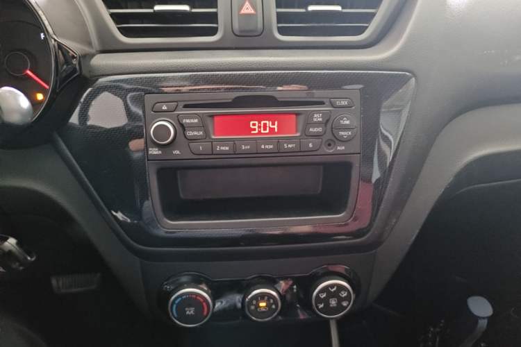 Used Kia K2 2015 Hatchback 1.4L AT GLS Cool Edition Audio And AC Panel