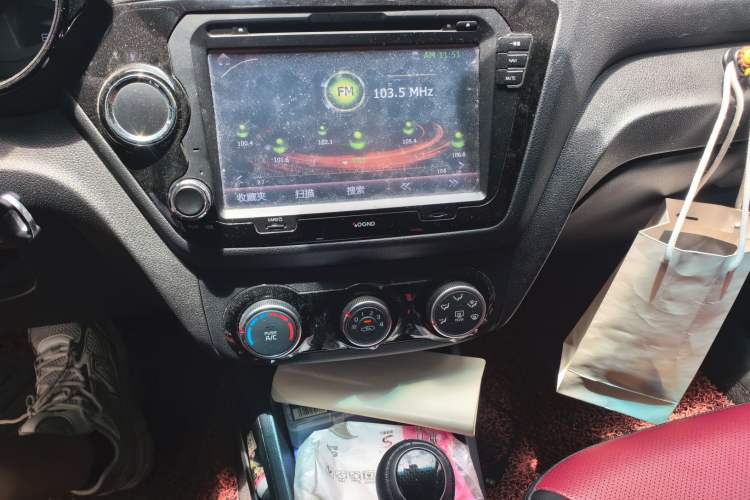 Used Kia K2 2015 Hatchback 1.4L AT GLS Cool Edition Audio And AC Panel