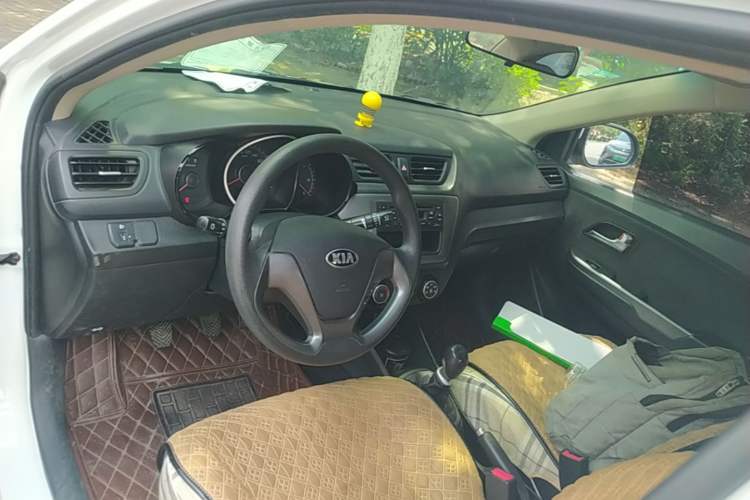 Used Kia K2 2015 Sedan 1.4L MT GLS Center Console
