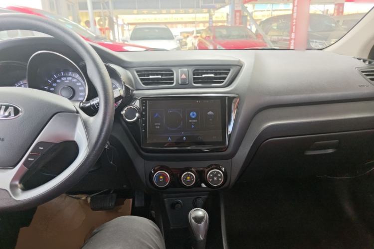 Used Kia K2 2015 Hatchback 1.4L AT GLS Cool Edition Center Console