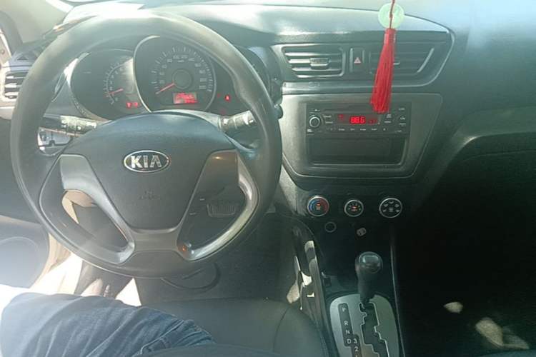 Used Kia K2 2015 Sedan 1.4L Automatic GLS Center Console