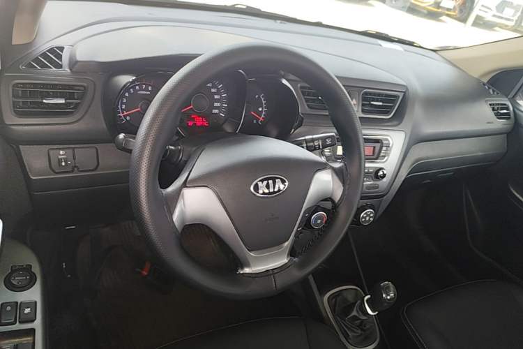 Used Kia K2 2015 Sedan 1.4L MT GLS Center Console