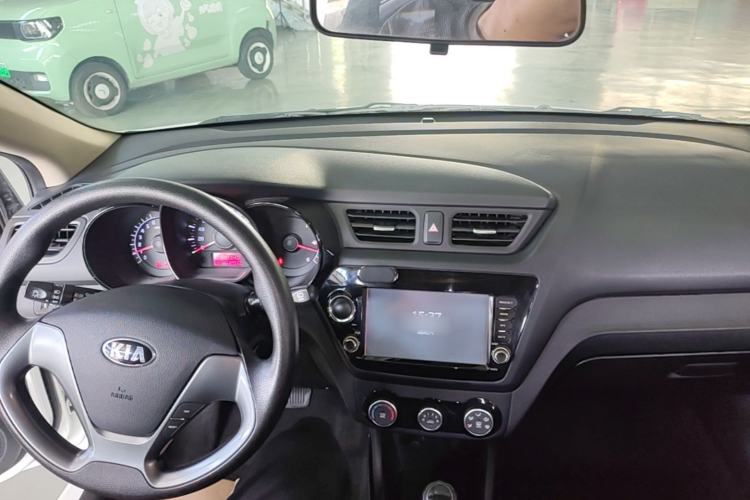 Used Kia K2 2015 Hatchback 1.4L AT GLS Cool Edition Center Console