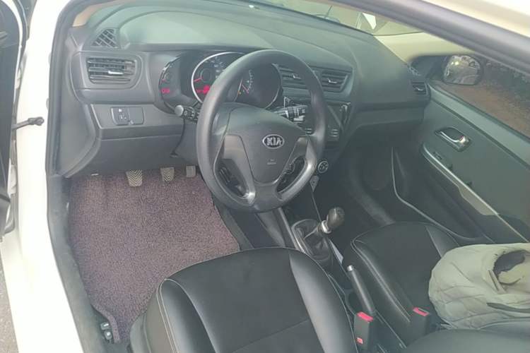 Used Kia K2 2015 Sedan 1.4L MT GLS Center Console