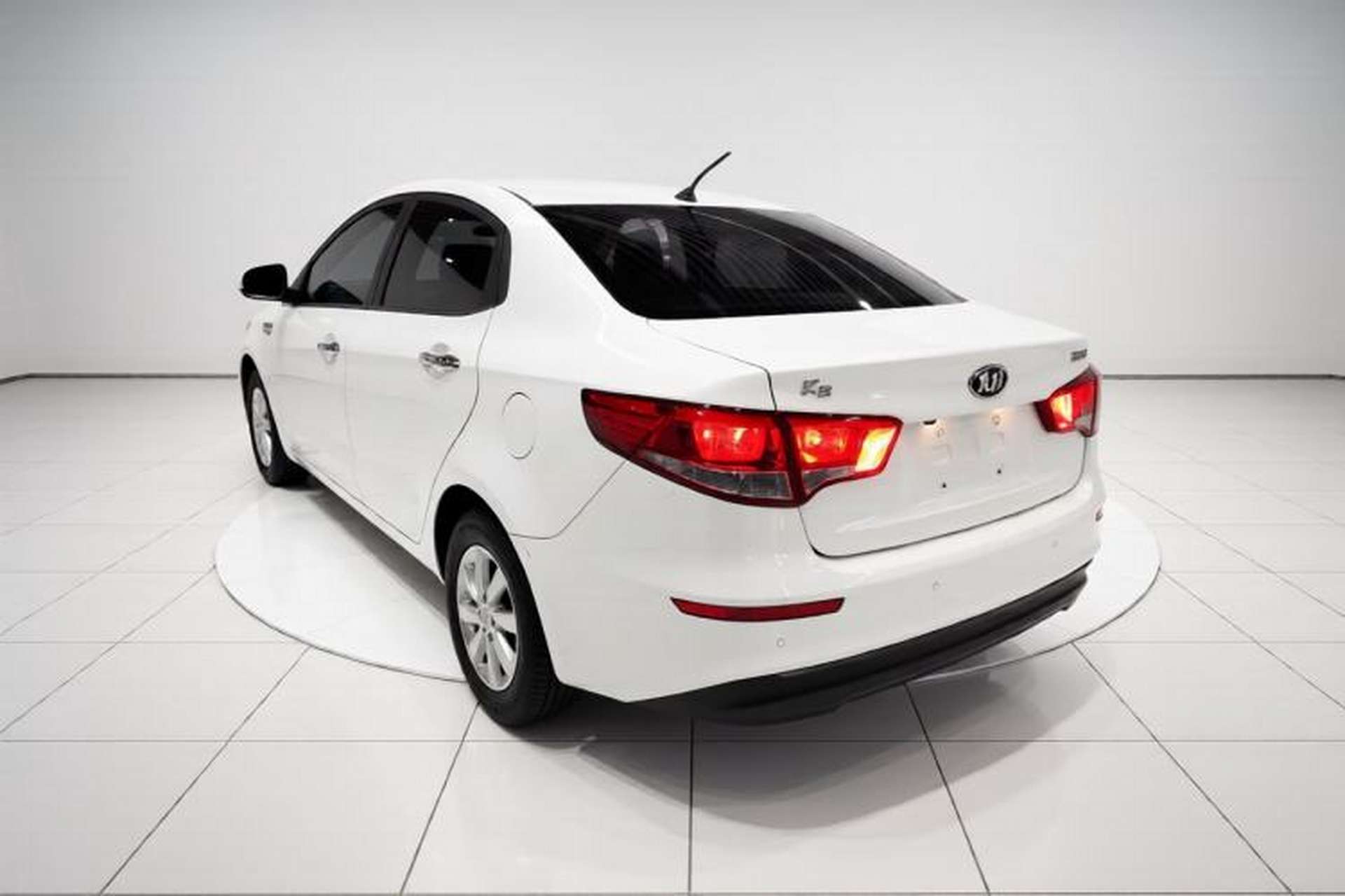 Used Kia K2 2015 Sedan 1.4L Automatic GLS Exterior 2