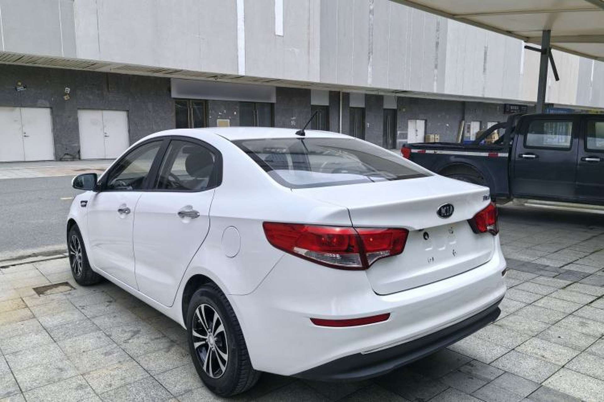Used Kia K2 2015 Sedan 1.4L Automatic GLS Exterior 4