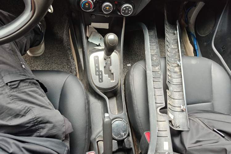 Used Kia K2 2015 Sedan 1.4L Automatic GLS Gear Lever