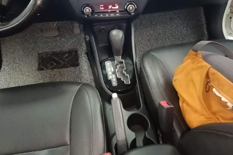Used Kia K2 2015 Sedan 1.6L Automatic Transmission Premium Gear Lever