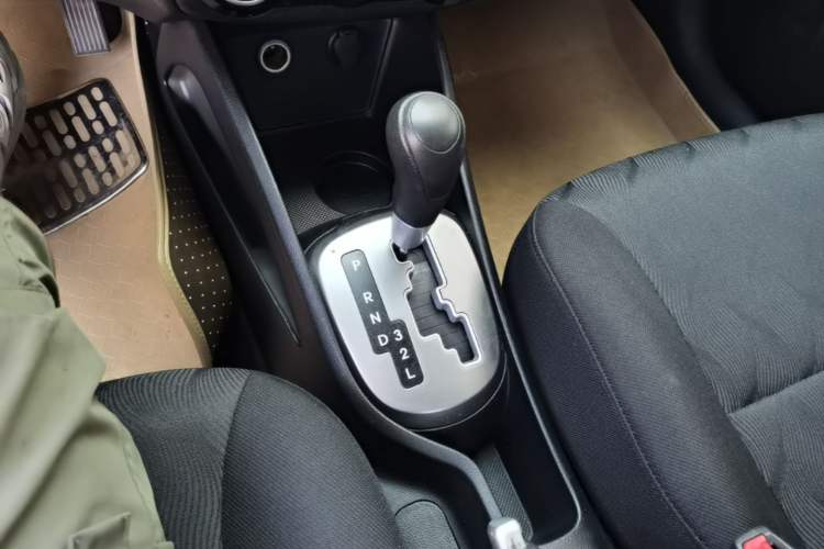 Used Kia K2 2015 Sedan 1.4L Automatic GLS Gear Lever