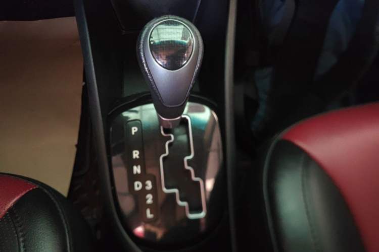Used Kia K2 2015 Hatchback 1.4L AT GLS Cool Edition Gear Lever