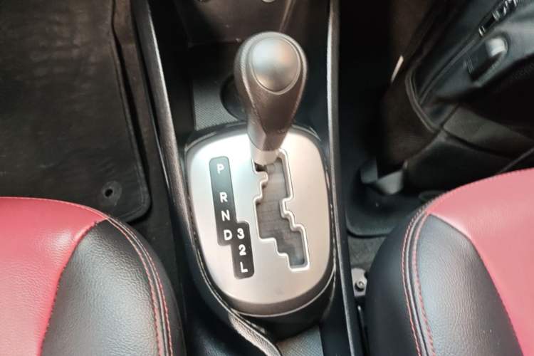 Used Kia K2 2015 Sedan 1.4L Automatic GLS Gear Lever