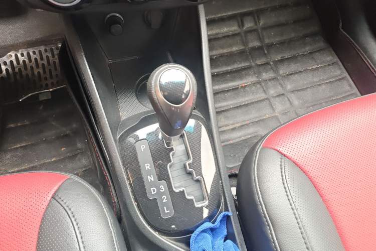 Used Kia K2 2015 Hatchback 1.4L AT GLS Cool Edition Gear Lever