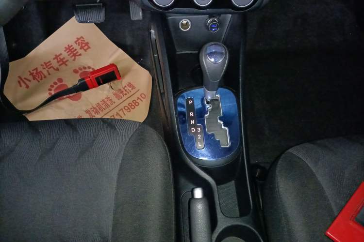Used Kia K2 2015 Sedan 1.4L Automatic GLS Gear Lever