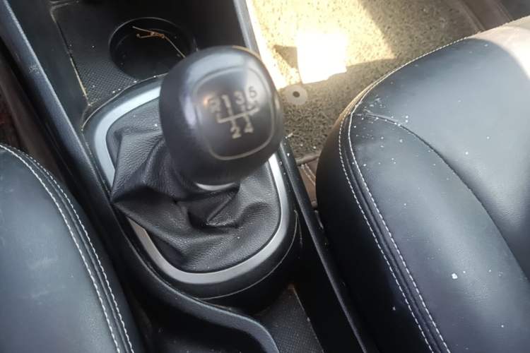 Used Kia K2 2015 Sedan 1.4L MT GLS Gear Lever