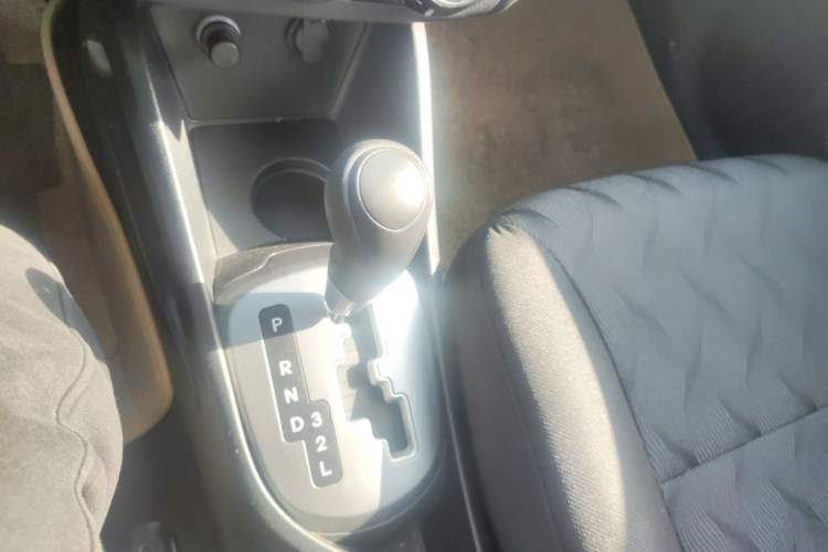 Used Kia K2 2015 Sedan 1.4L Automatic GLS Gear Lever