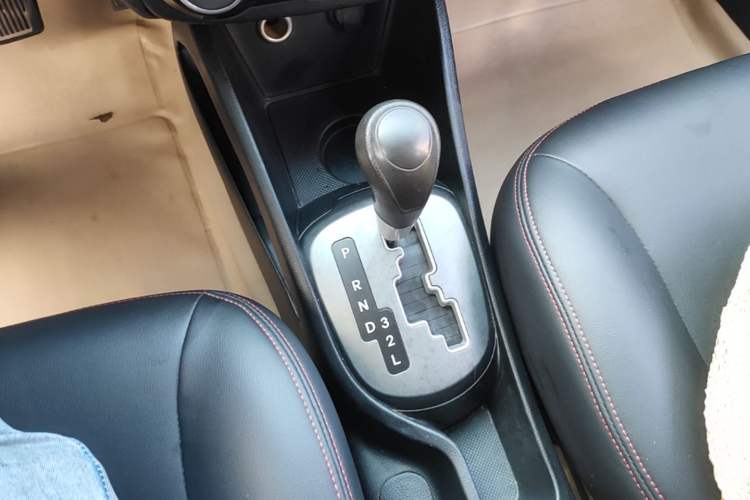 Used Kia K2 2015 Sedan 1.4L Automatic GLS Gear Lever